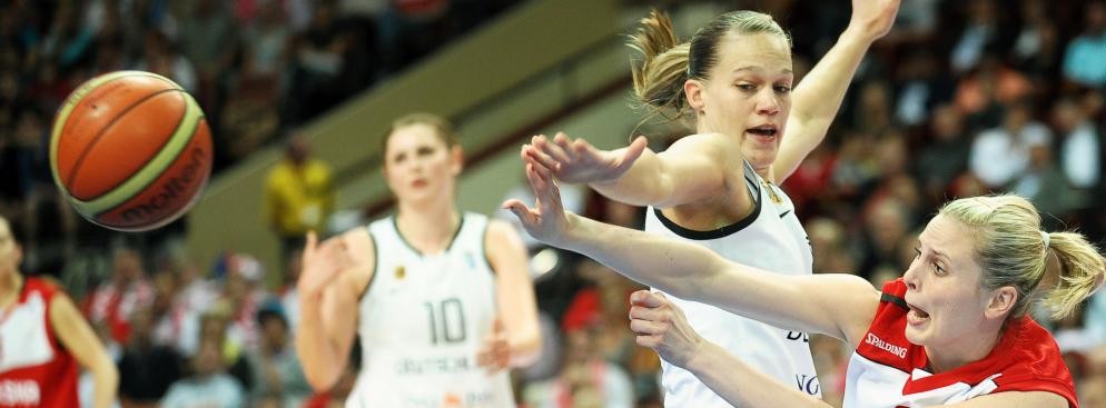 Polska wygrała w Katowicach z Niemcami 75:60 (23:19, 7:11, 24:15, 21:15) w swoim drugim meczu grupy C mistrzostw Europy koszykarek i zachowała szanse na awans do drugiej rundy.