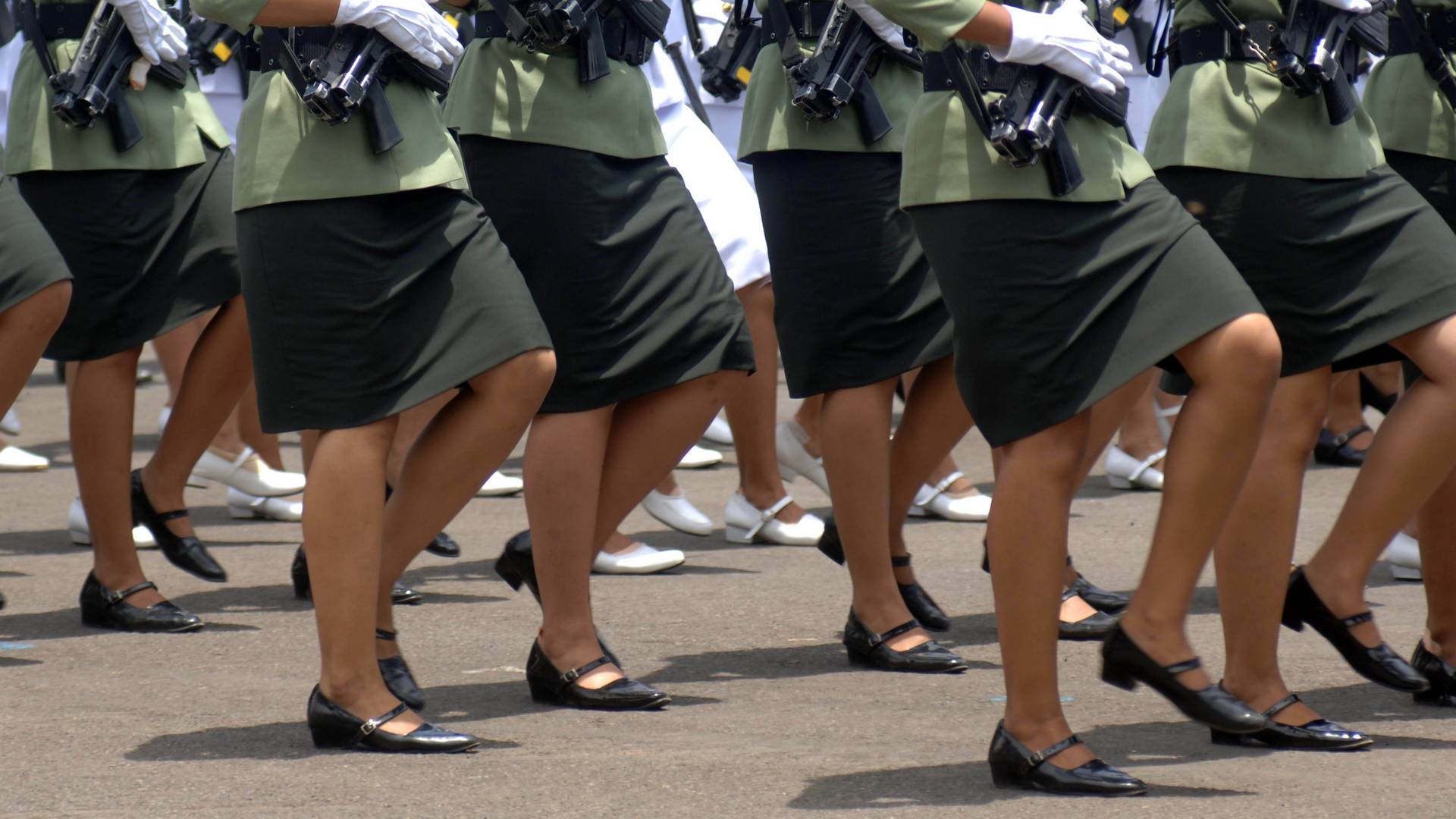 Aby dostać się do armii, muszą poddać się "testowi dziewictwa". Indonezja chce ukrócić ten proceder