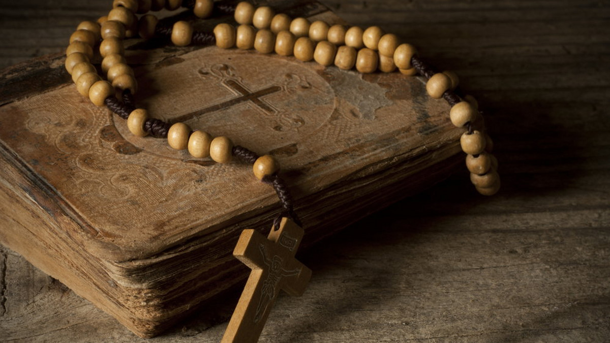 Jak donosi brytyjski "Mirror Online", rzadka kopia Biblii z unikalną literówką będzie wystawiona na aukcję w domu aukcyjnym Bonhams w Londynie. W mającym 400 lat tomie znajduje się błąd, który nakazuje popełnianie cudzołóstwa.