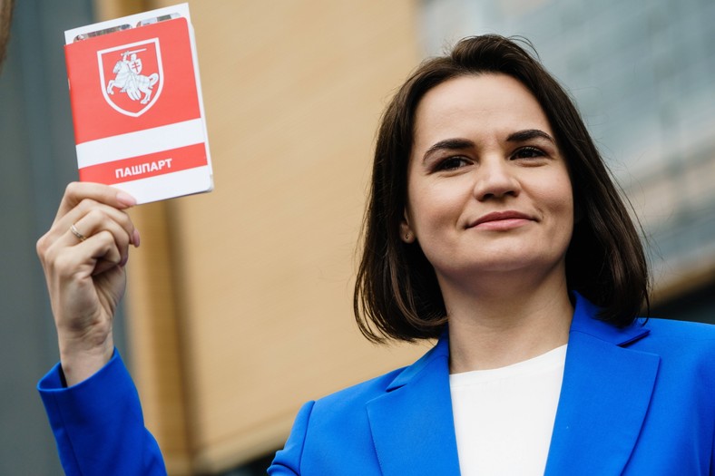 Białoruska polityczka opozycyjna Swiatłana Cichanouska trzyma "białoruski paszport", który przygotował jeden z uczestników wiecu „Solidarności z Białorusią”, Berlin, Niemcy, 12 czerwca 2021 r.