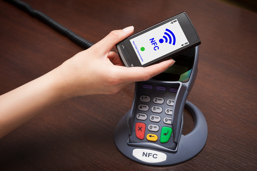 Oferowane przez MasterCard rozwiązanie NFC umożliwia płatności zbliżeniowe przy pomocy smartfonów wyposażonych w moduł NFC