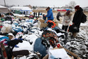 Ubrania uchodźców zasypane śniegiem w Medyce