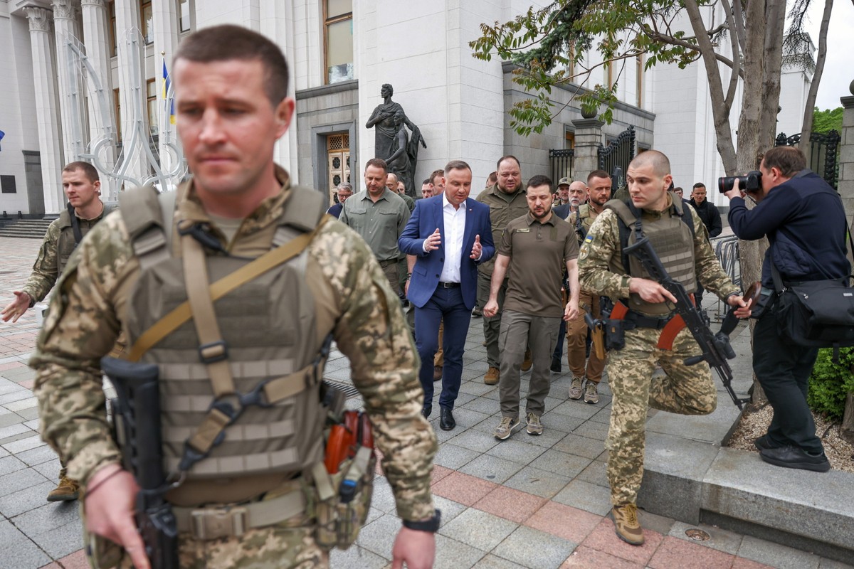 Kijów, Ukraina, 22.05.2022. Prezydent RP Andrzej Duda (centrum-L) i prezydent Ukrainy Wołodymyr Zełenski (centrum-P)