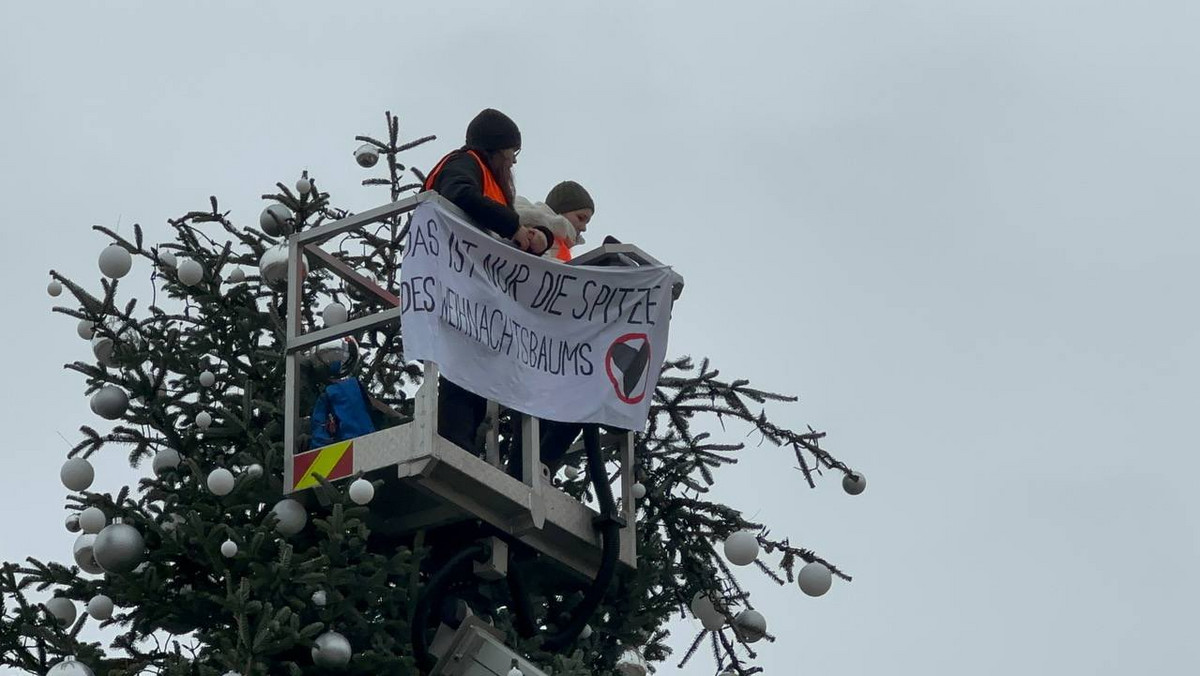 Akcja aktywistów klimatycznych w Berlinie. Zniszczyli symbol świąt
