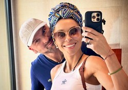 Aukcja Omeny Mensah i Rafała Brzoski bije rekordy na WOŚP. Co wystawili na aukcję?