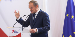 Donald Tusk: jedna z rakiet spadła 15 km od naszej granicy