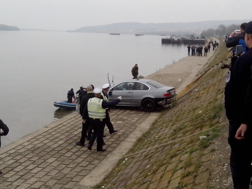 Auto je izvučen iz reke