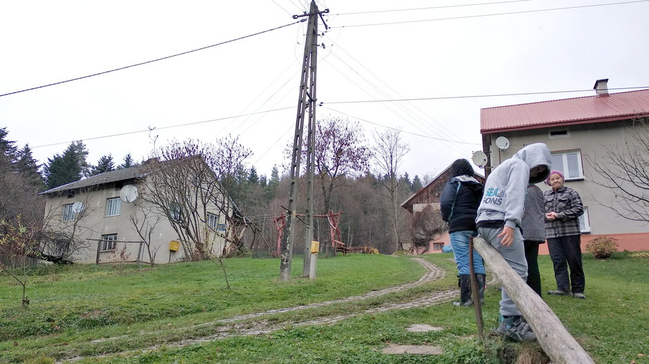 Śledztwo ujawniło szokujące wydarzenia, jakie miały miejsce w małym domu rodziny S., gdzie miało dochodzić do przemocy i molestowania dzieci