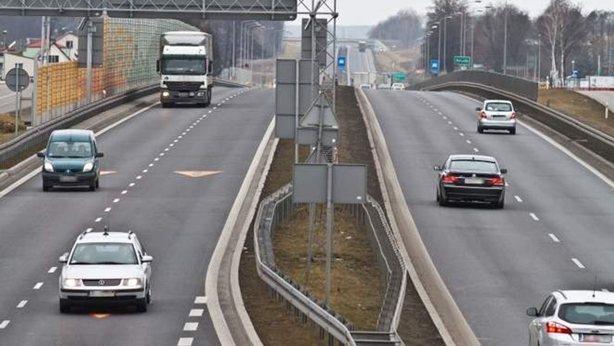 Terminy oddania do użytku kolejnych odcinków drogi ekspresowej z Białegostoku do Warszawy uległy kilkumiesięcznemu przesunięciu. Fragment z Jeżewa do Mężenina powinien być już, według zapowiedzi, gotowy. Tymczasem oddano do użytku jedynie jego pierwszą nitkę.