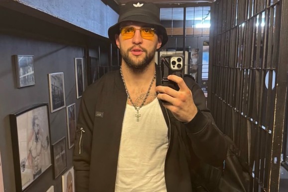 ŠEŠIRIĆ, PEDERUŠA I NARANDŽASTE NAOČARE Veljko Ražnatović prošetao "hit stajling" u Rusiji, ovakvog ga niste videli