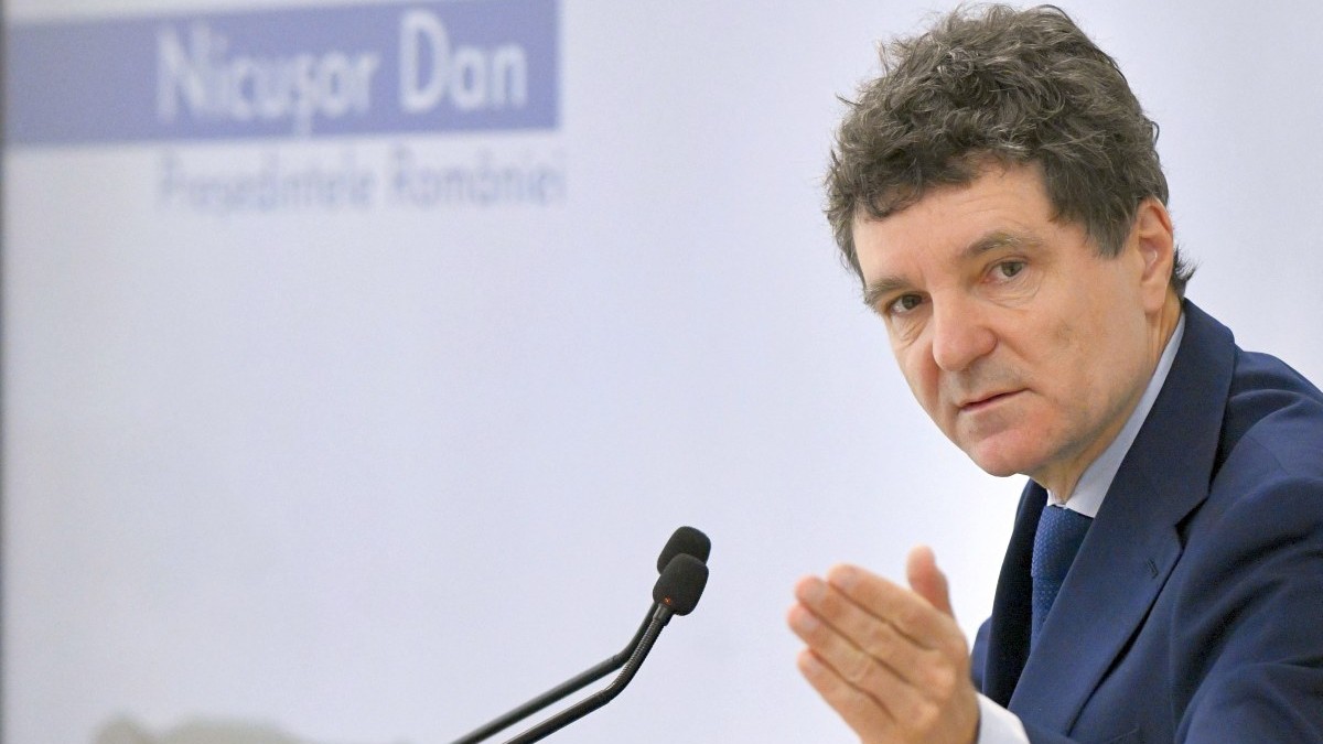 Nicușor Dan a atacat la CCR legea care permite primăriilor să dea 1.000.000 de euro cluburilor private
