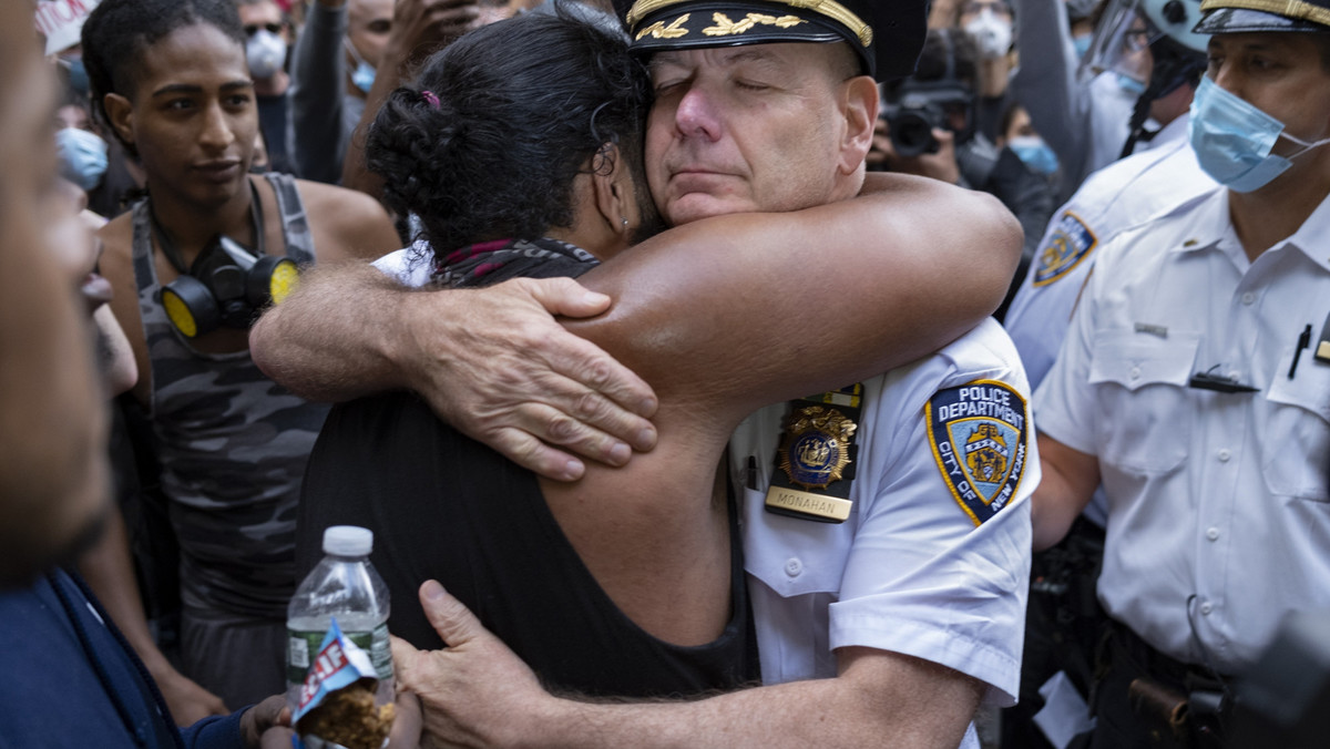 Protesty w USA. Nowy Jork: szef policji uklęknął przed demonstrantami