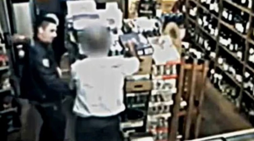 Trenutak kada lopov trgovca dodiruje po stomaku