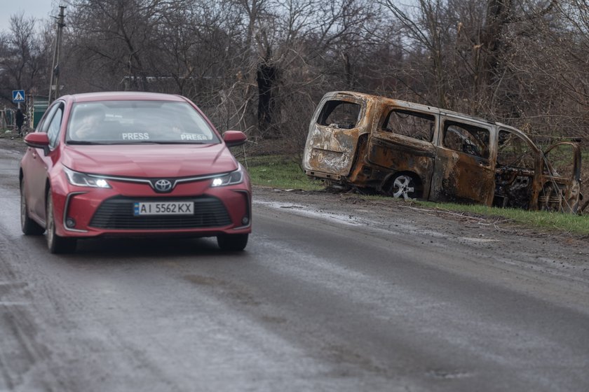 Zrujnowane domy, zmiażdżone czołgami samochody, leje po pociskach - korespondenci Faktu opisują to, co widzieli w czasie podróży z Polski do Kijowa na Ukrainie