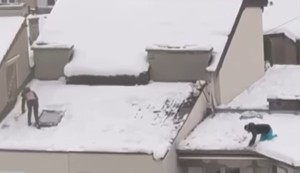 Dvoje Beograđana čisti krov usred minusa