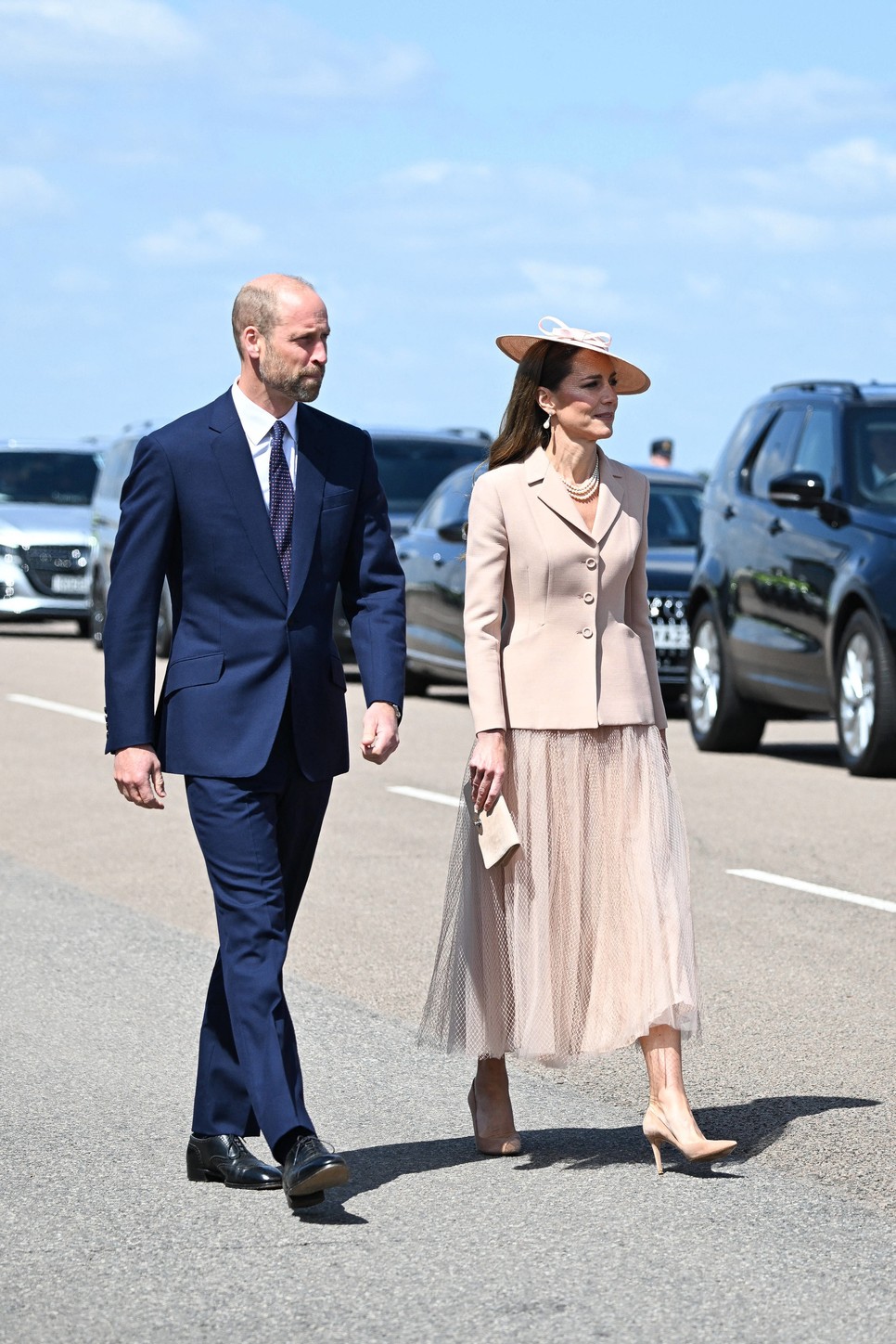 Katalin hercegné púderrózsaszín szettben, masnis kalapban lopta el a show-t