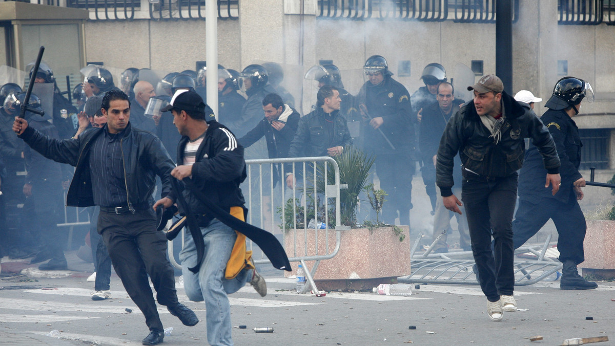 W pobliżu pałacu prezydenckiego w Tunisie doszło do wymiany strzałów między wojskowymi siłami specjalnymi a członkami sił bezpieczeństwa obalonego prezydenta Zina el-Abidina Ben Alego - podały źródła wojskowe, na które powołuje się agencja Reutera.