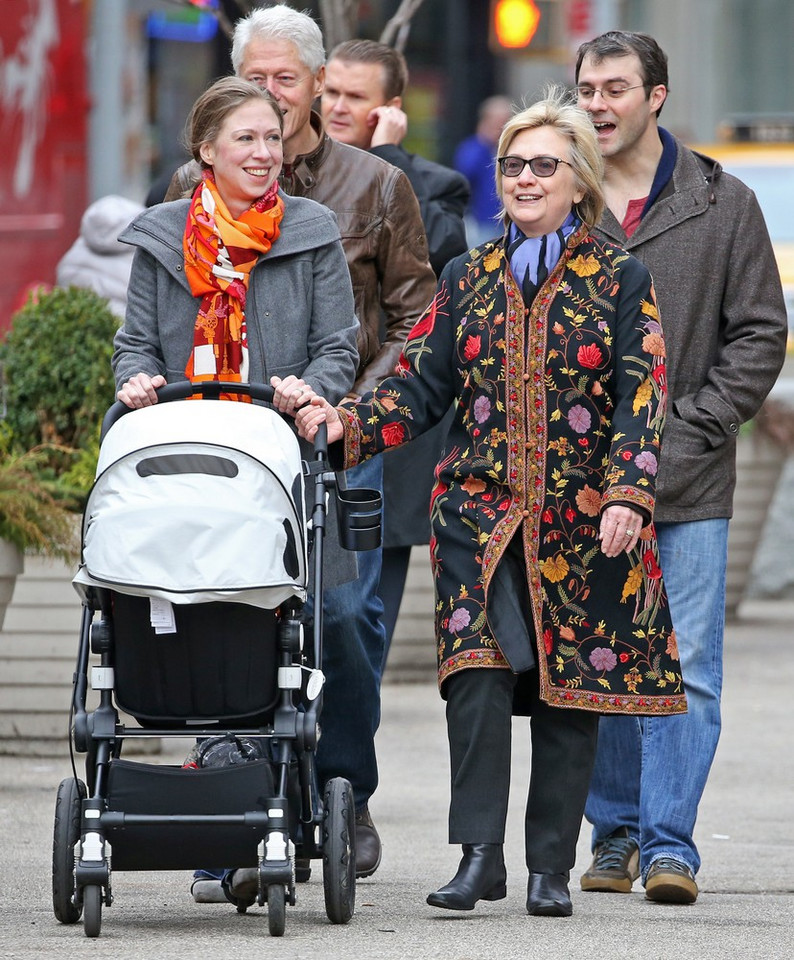 Rodzina Clintonów na spacerze