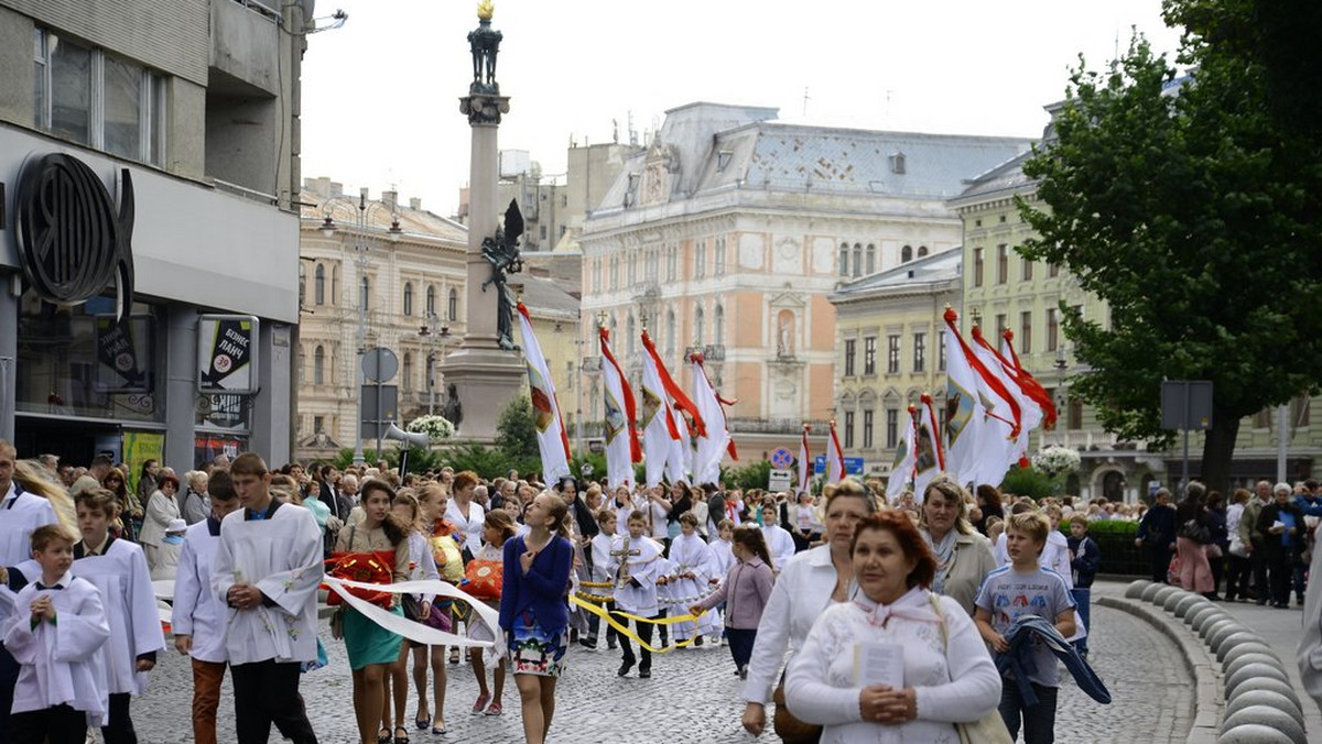 Negatywna postawa Cerkwi greckokatolickiej wynika ze spuścizny abp. Andrzeja Szeptyckiego, który w czasie II wojny światowej nie tylko przymykał oczy na zbrodnie nacjonalistów ukraińskich, ale i kolaborował z niemieckimi okupantami. Wynika to także z obecnego sojuszu wielu duchownych unickich z ruchem banderowskim.