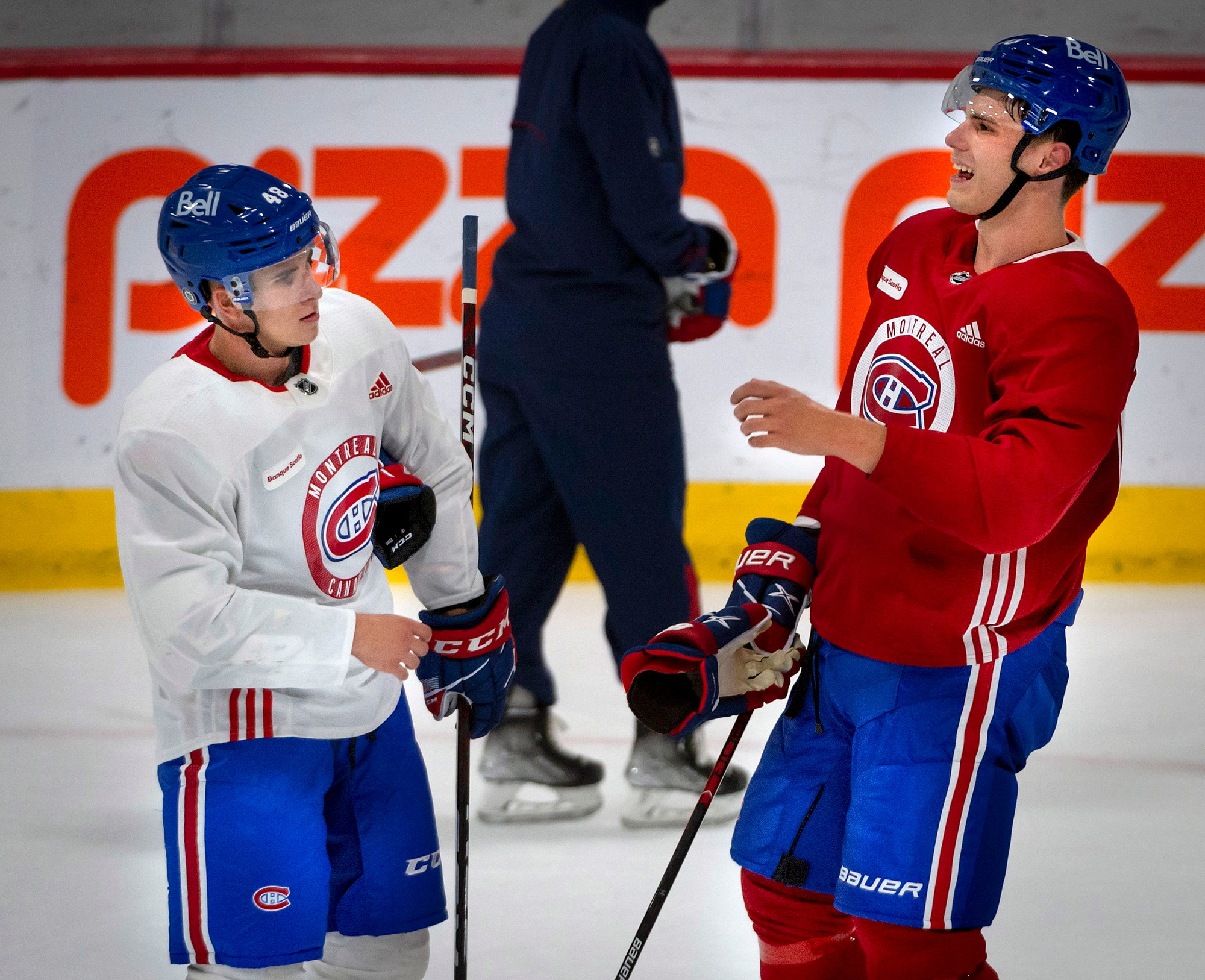 Na snímke sprava slovenský útočník Juraj Slafkovský, ktorého si v tohtoročnom drafte NHL z prvého miesta vybral tím Montrealu Canadiens a jeho krajan a center Filip Mešár.