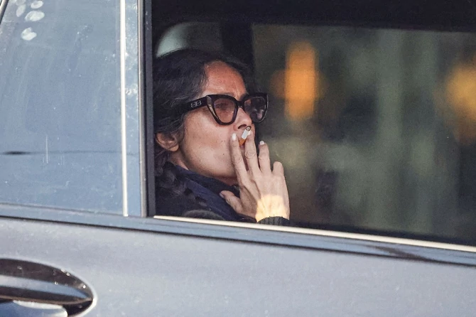 Салма Хајек со цигара во рака