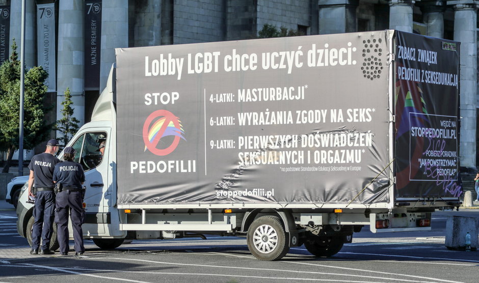 Przekreślony znak tęczy i napis "Stop pedofilii". Tak Fundacja Pro-Prawo do Życia buduje wrogość wobec osób LGBT+