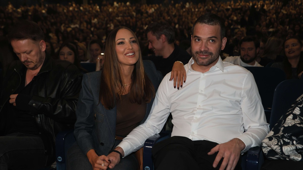 ALEKSANDRA PRIJOVIĆ I FILIP ŽIVOJINOVIĆ ZAGRLJENI U PRVOM REDU Stigli na koncert Jakova Jozinovića: Drže se za ruke i ne skidaju osmeh sa lica