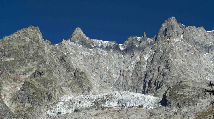 A Planpinceux-gleccser a Mont Blanc-on 2019. október 1-jén. A gleccser egy darabja naponta majdnem 50 millimétert csúszik és leszakadással fenyeget a Mont Blanc keleti, olaszországi oldalán, ezért elővigyázatosságból kiköltöztették Planpinceux falu lakóit, a Ferret-völgy érintett területét pedig lezárták / Fotó: MTI/EPA/ANSA/Riccardo Dalle Luche