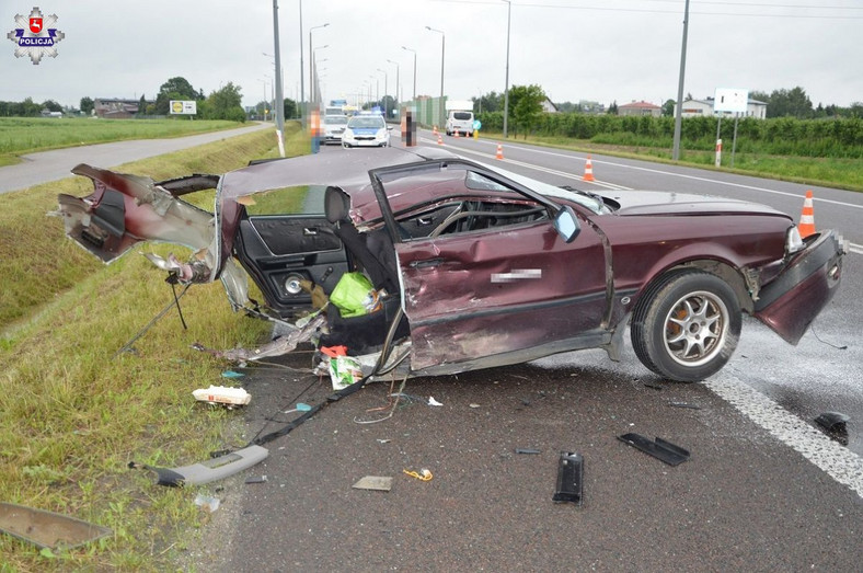 Po zderzeniu Audi rozpadło się na dwie części