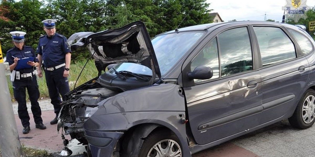 Auto wjechało na chodnik. Dziecko w szpitalu.