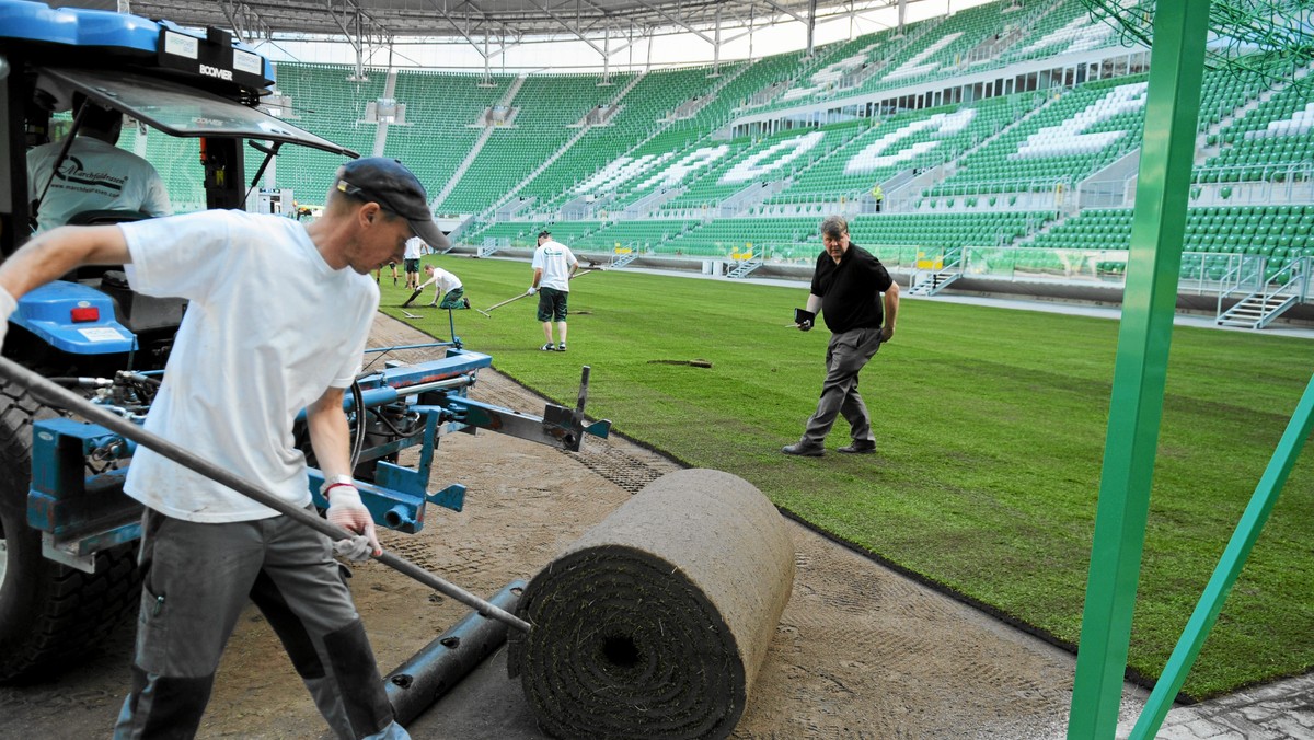 Szanse podwykonawców wrocławskiego stadionu, by odzyskać pieniądze za wykonane prace, są bliskie zera. Firma Max Bögl, główny wykonawca obiektu, i miasto zawiesiły z nimi rozmowy na temat odzyskania należności - informuje portal gazeta.pl.