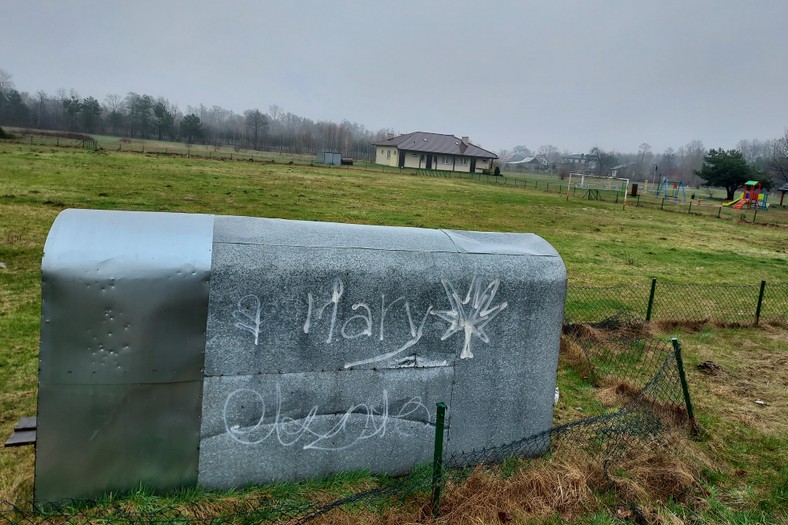 Boisko w Ostrowie w przerwie zimowej rozryły krety, boksy dla zawodników też warto by odmalować. W głębi wiejska świetlica