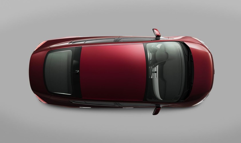 Z rury wydechowej auta wylatuje obłoki para wodna