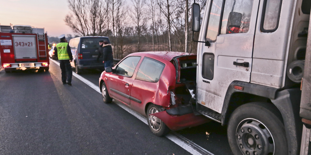 Karambol na S3. Tir wjechał w busa wiozącego dziecko