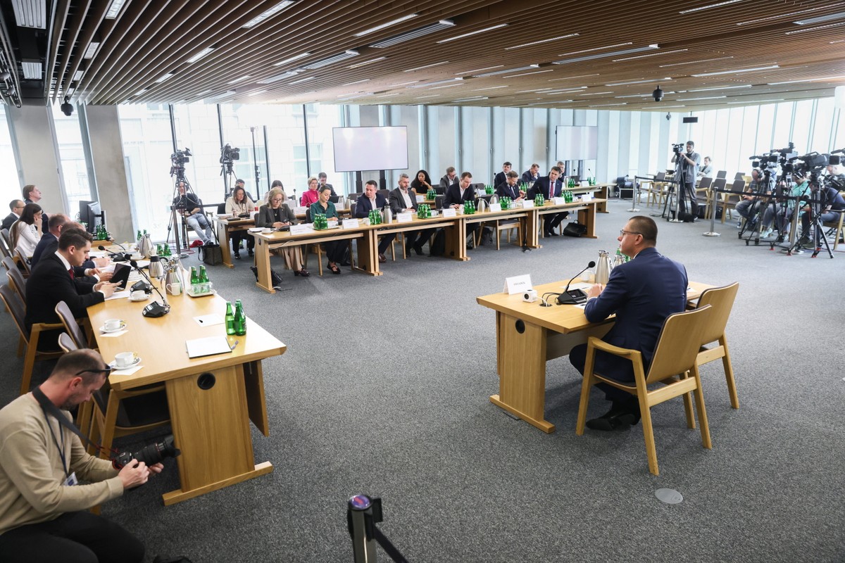 Szef Agencji Wywiadu w latach 2016-2022 Piotr Krawczyk stawił się jako świadek na posiedzenie sejmowej komisji śledczej ds. afery wizowej, w Sejmie w Warszawie. Komisja przesłuchuje byłych szefów Agencji Wywiadu