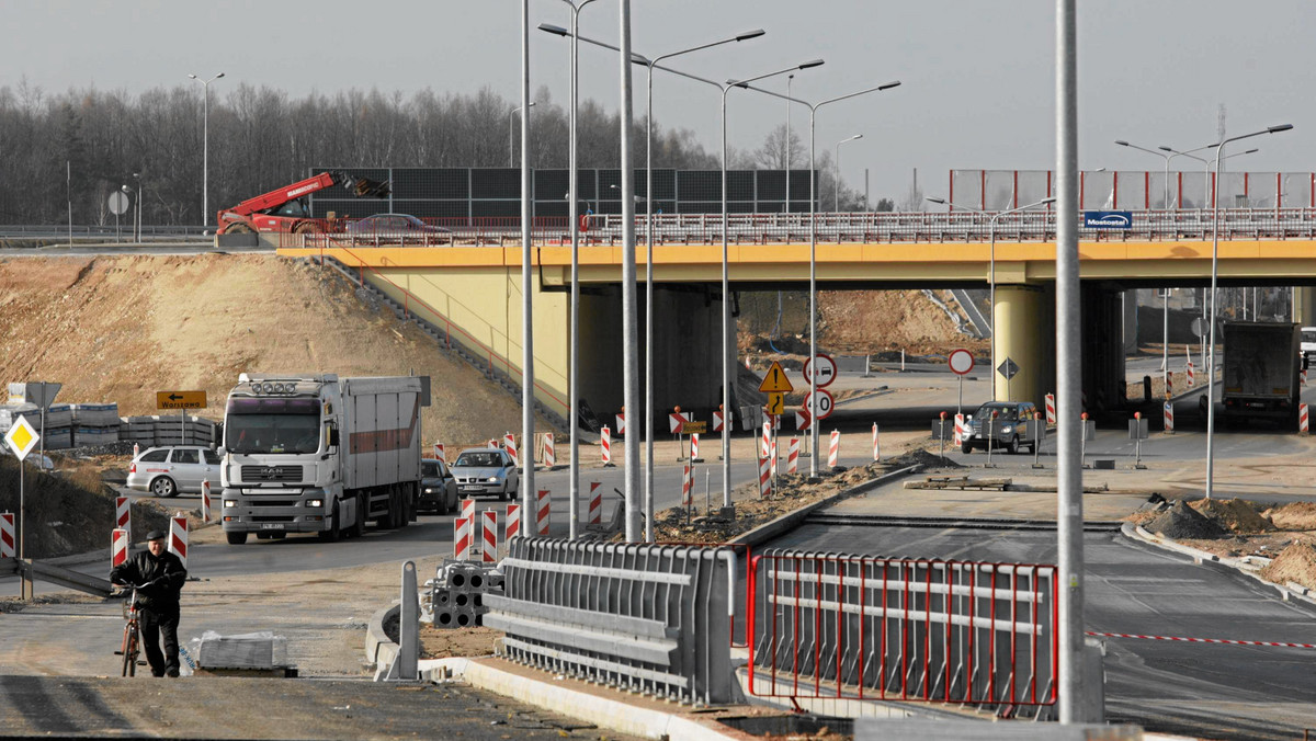 Obwodnica Kielc w ciągu drogi krajowej S7 może być oddana do użytku nawet z dwumiesięcznym opóźnieniem. Wykonawca inwestycji, Mostostal SA, złożył do kieleckiego oddziału GDDKiA wniosek o przedłużenie zakończenia realizacji budowy.