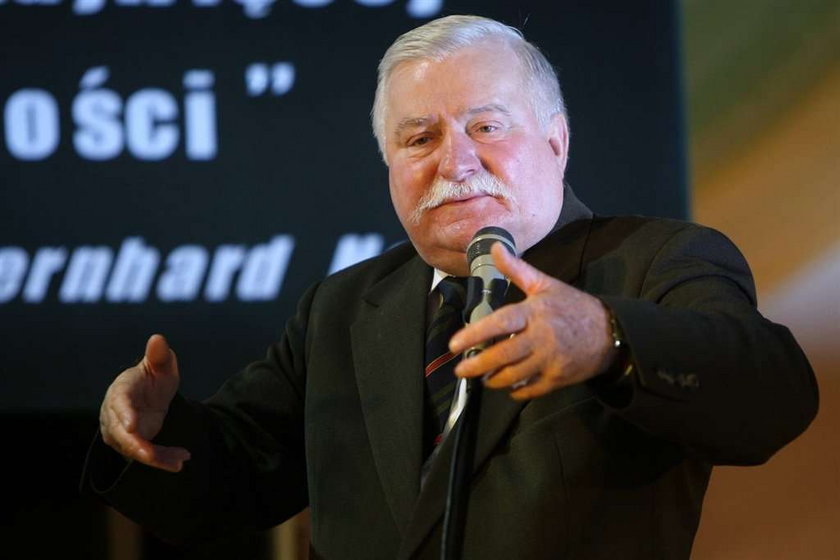 Lech Wałęsa z własnym portretem. Czy podobny?