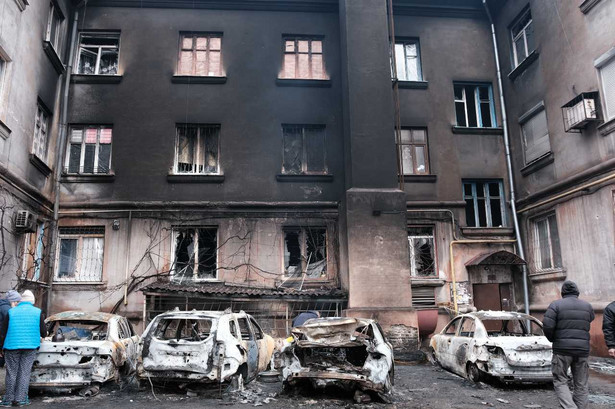 Zniszczony budynek mieszkalny w Mariupolu