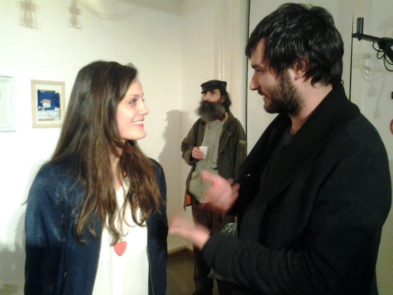 Mlada slikarka sa ljubiteljem njenih slika i crteža