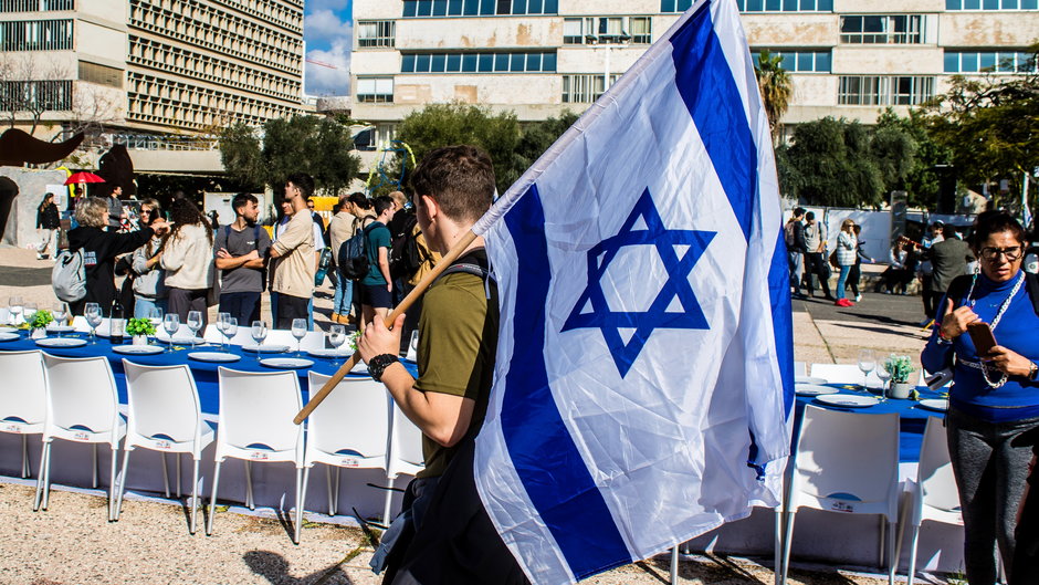 Plac Zakładników w Tel Awiwie, gdzie Izraelczycy regularnie zbierają się, aby wesprzeć rodziny zakładników przetrzymywanych przez Hamas