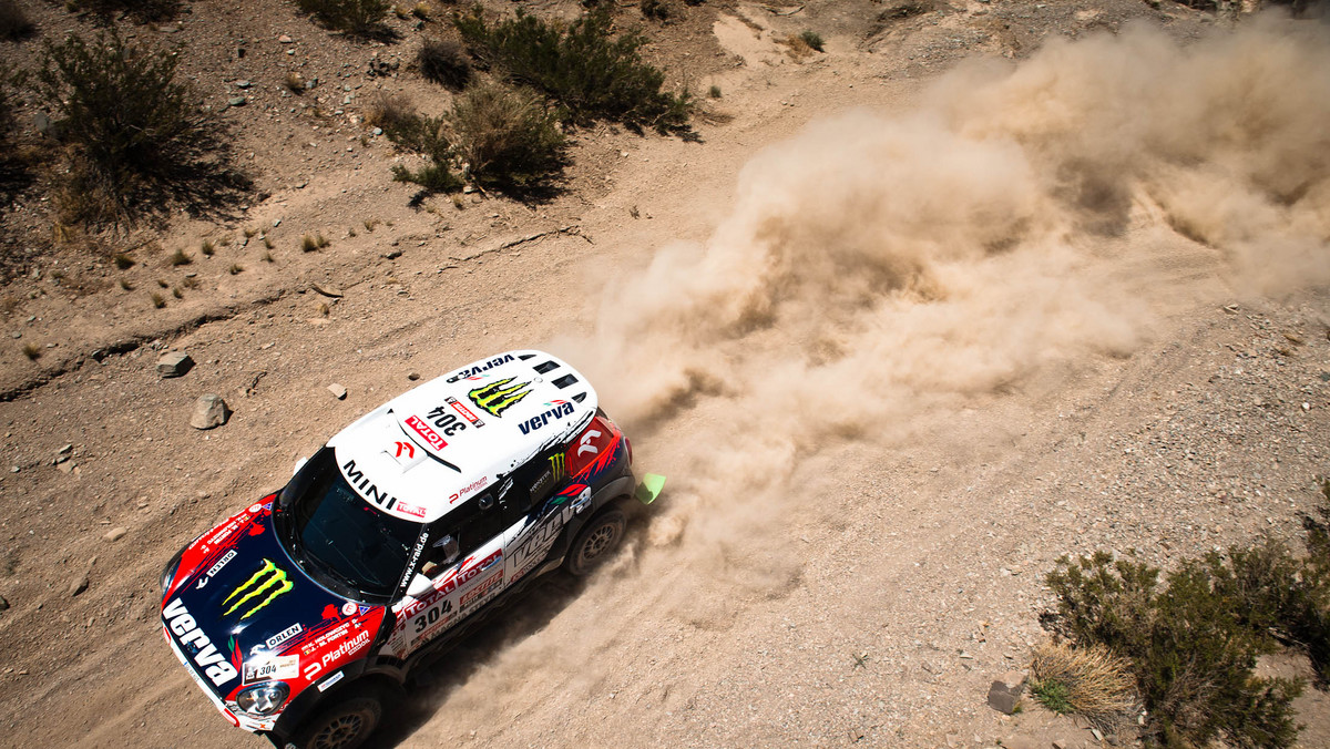 Samochodowa załoga Orlen Team Krzysztof Hołowczyc/Jean Marc Fortin przebiła koło na czwartym etapie Rajdu Dakar i zajęła piąte miejsce w klasyfikacji odcinka. Polsko-belgijska załoga przesunęła się na czwarte miejsce w klasyfikacji generalnej.