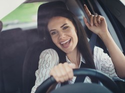 Lubisz słuchać muzyki, prowadząc samochód? Dowiedziono jej wpływu na bezpieczeństwo za kierownicą...