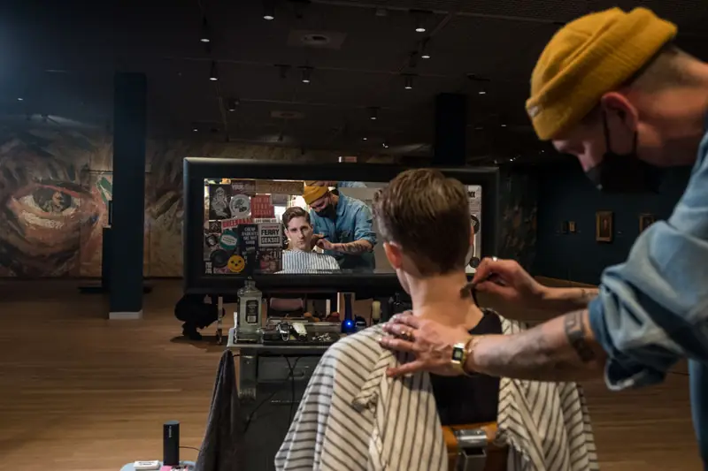 Barber Misha pracujący w Muzeum Van Gogha