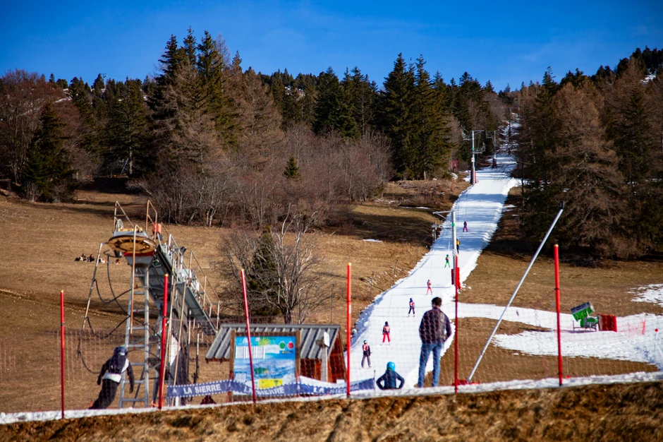 Lans an Verkor u Francuskoj: Od snega ima tek ponešto tankih staza napravljenih pomoću topa za sneg