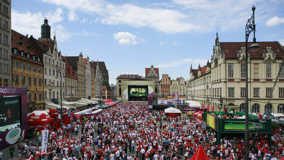 Rekordowym zainteresowaniem telewidzów w Polsce cieszył się piątkowy mecz otwarcia Euro, Polska-Grecja. W TVP obejrzało go 15,5 mln widzów - poinformowała w sobotę TVP Sport.