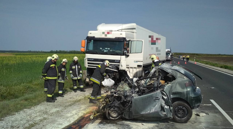 Durva baleset a 4-esen: kamionnal ütközött egy autó, egy ember meghalt /Fotó: Police.hu