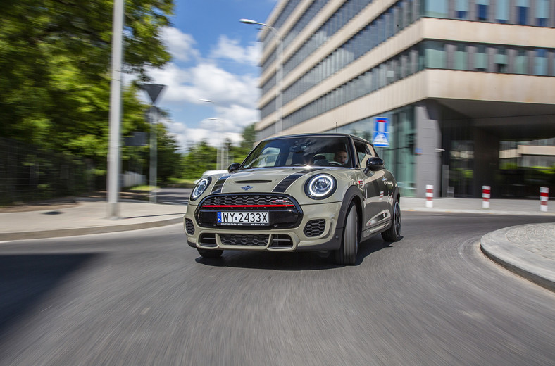 Mini Cooper 2.0 JCW - imponuje jazdą, wyglądem i ceną