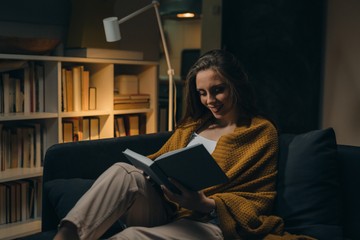 Igaz vagy sem, hogy a félhomályban olvasás károsítja a szemet?