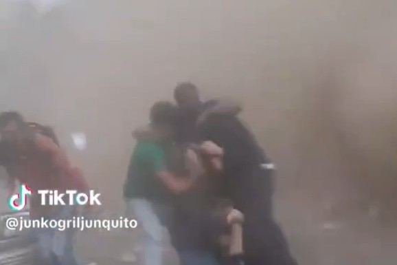 (VIDEO) NAJDRAMATIČNIJI SNIMAK ZEMLJOTRESA Zgrada nestaje u oblaku dima, ljudi se grle jer nisu uspeli da pobegnu, a mladić trči i SNIMA APOKALIPSU