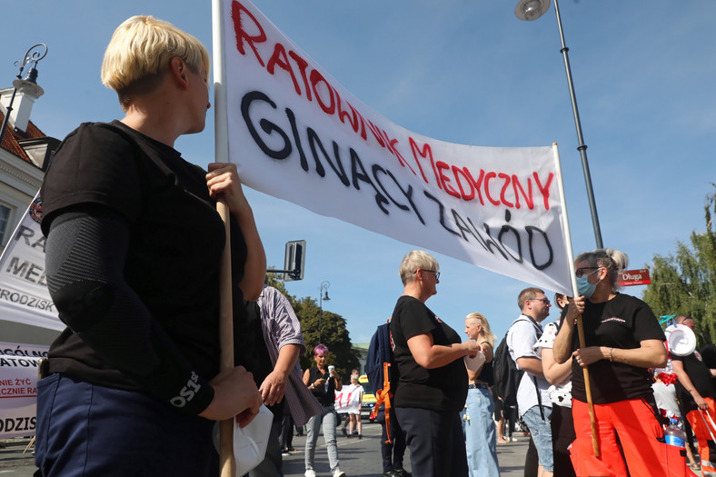 Protest pracowników ochrony zdrowia przechodzi ulicami Warszawy